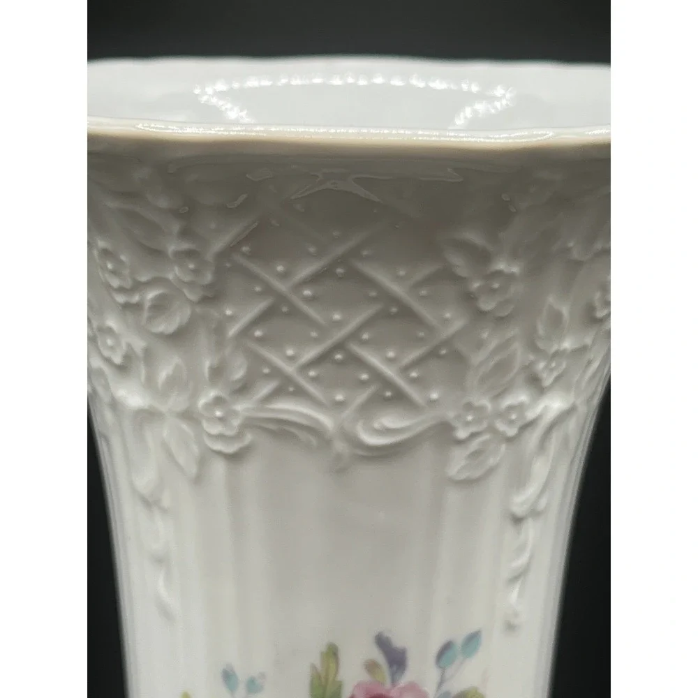 Vtg Kaiser Germany White Porcelain Vase Floral Bouquet Butterfly Motif 8